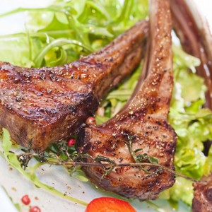 roasted lamb chops with fresh ruccola salad